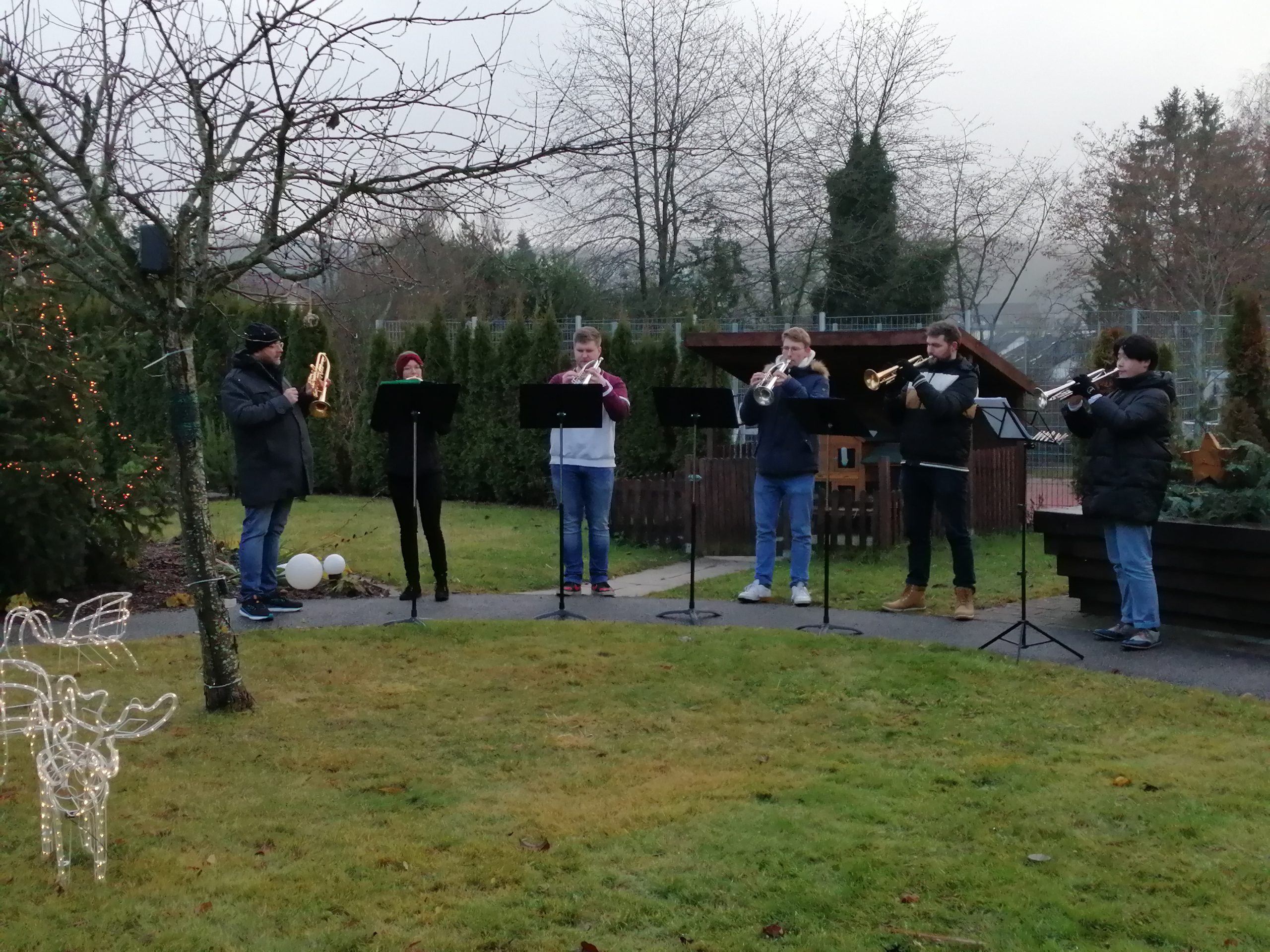 Das Trompetenensemble der HfM Saar lässt Weihnachtslieder erschallen